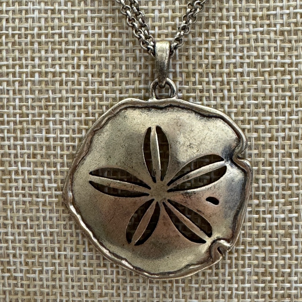 Lucky Brand Sand Dollar Pendant Necklace in Antiqued Silver Tone. 17”+2”ext.